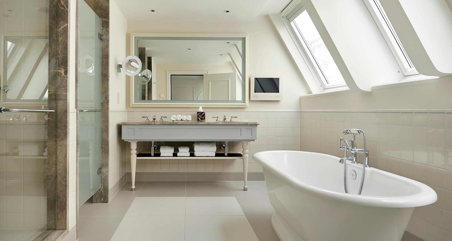 Waldorf-Astoria-Amsterdam-bathroom-FB-desktop
