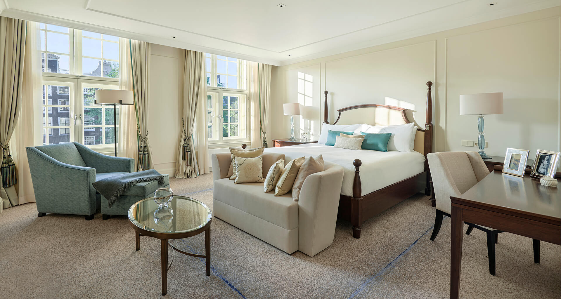 Waldorf-Astoria-Amsterdam-guestroom-FB-desktop