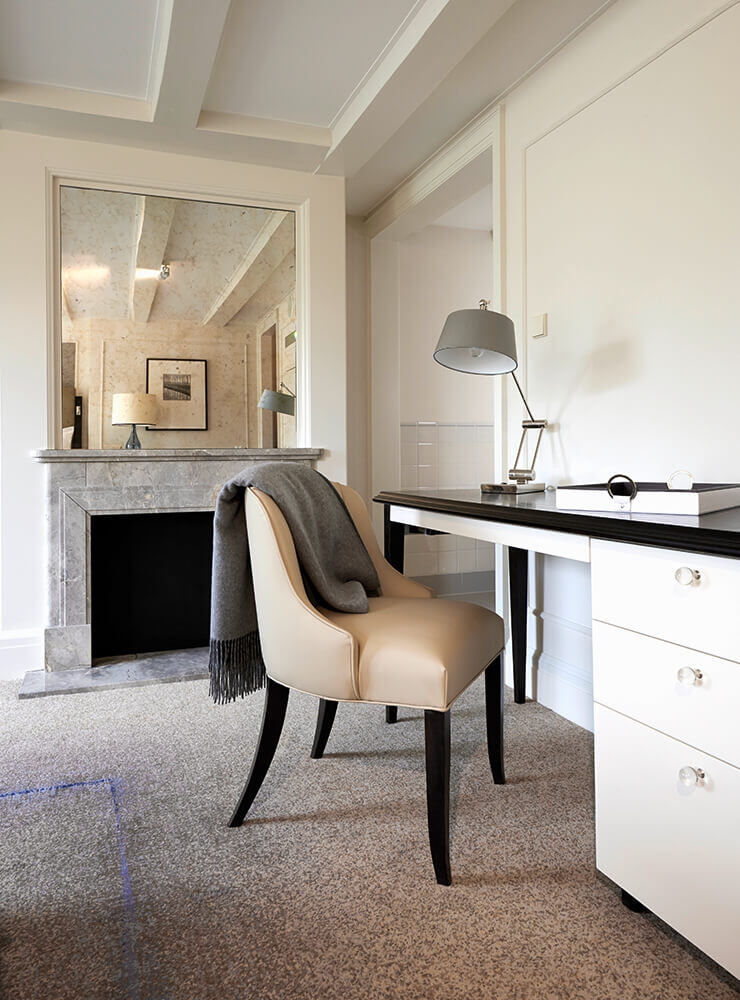 Waldorf-Astoria-desk-column-desktop