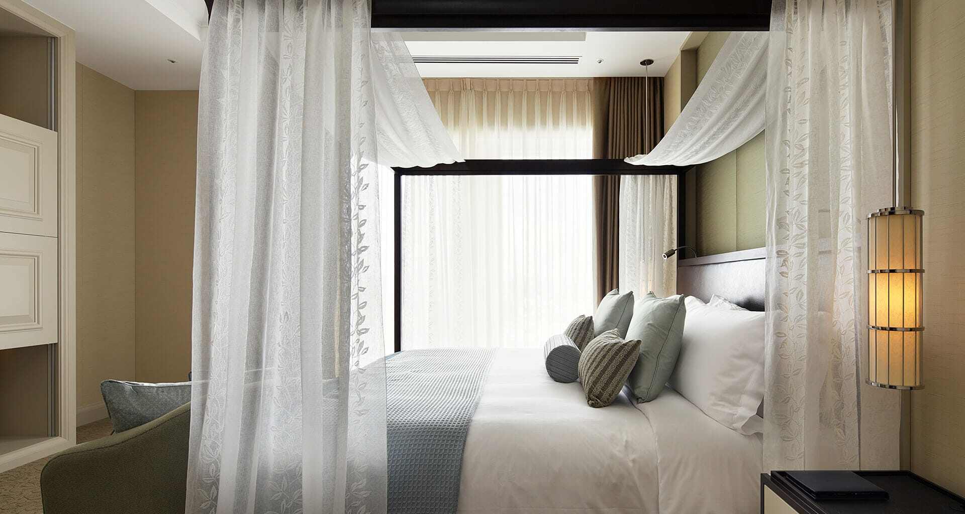 stregis_osaka_suite-bedroom-FB-desktop