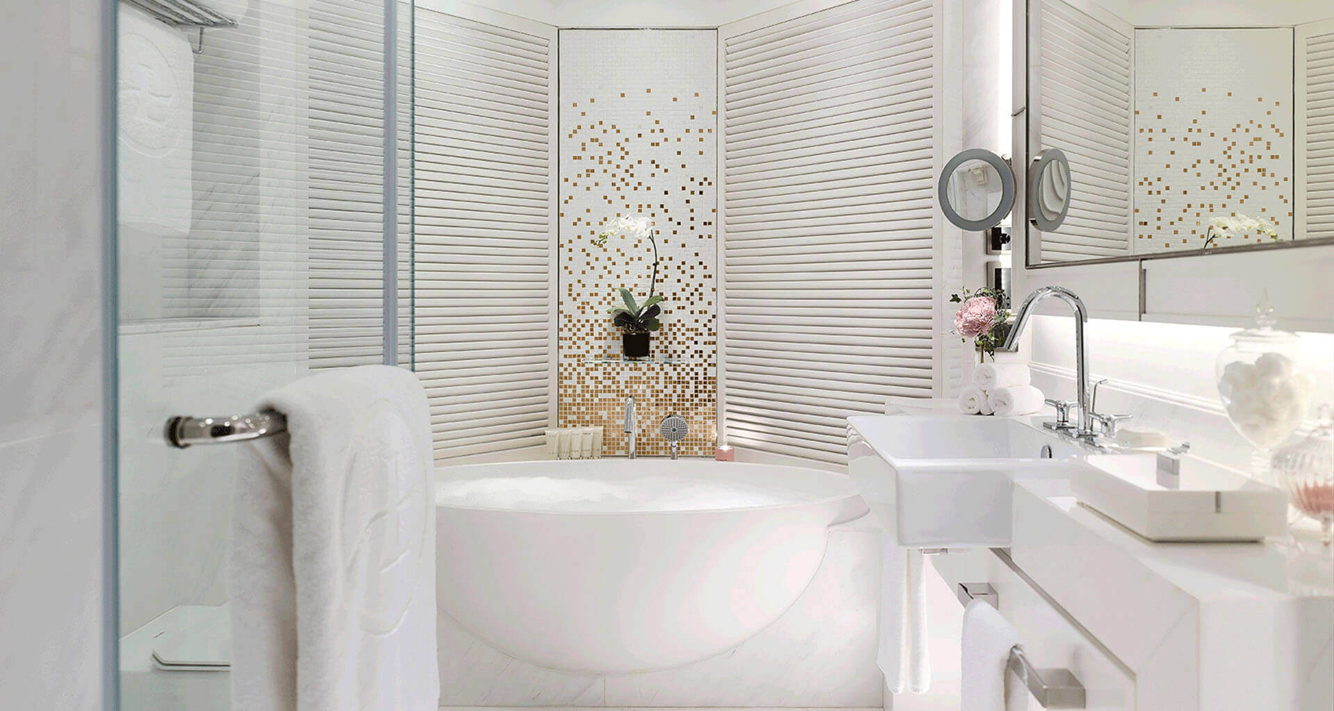 tlhkg-rooms-director-suite-bathroom-FB-DESKTOP